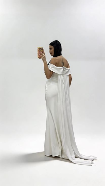 Beyaz Pelerinli Düşük Omuz  Volanlı Abiye Elbise