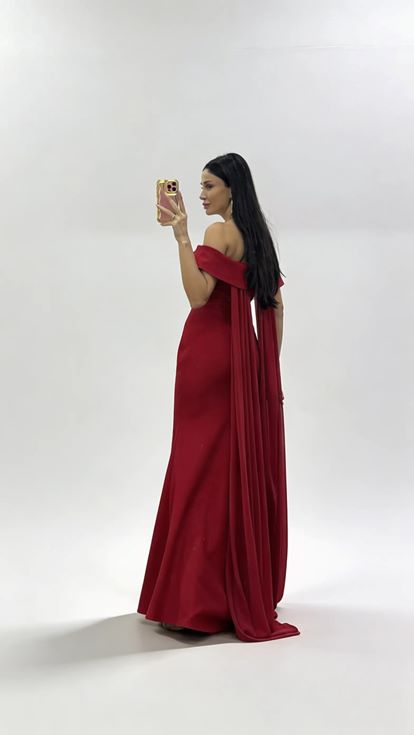 Rotes Cape  schulterfreies  gerüschtes Abendkleid