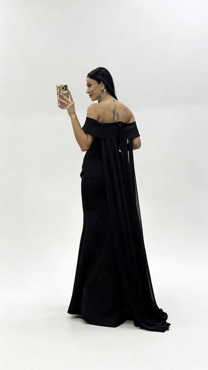 Siyah Pelerinli Düşük Omuz  Volanlı Abiye Elbise