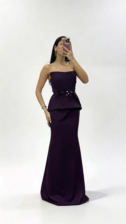 Elegantes  plissiertes Peplum Top in Pflaumenfarbe  langes  mit Steinen verziertes Abendkleid