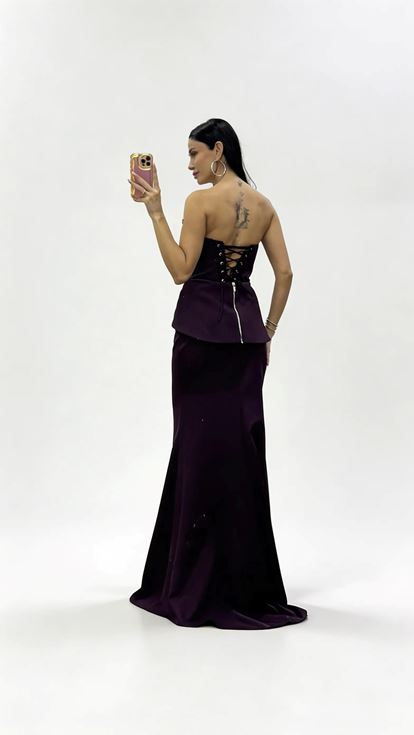 Elegantes  plissiertes Peplum Top in Pflaumenfarbe  langes  mit Steinen verziertes Abendkleid