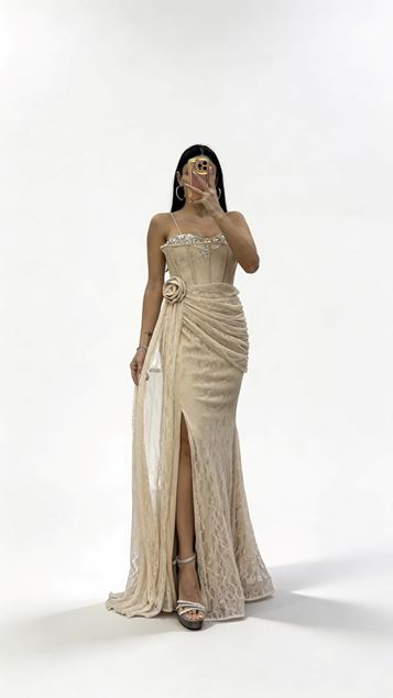 Goldenes Abendkleid mit Rosenapplikationen und drapierter Spitze 