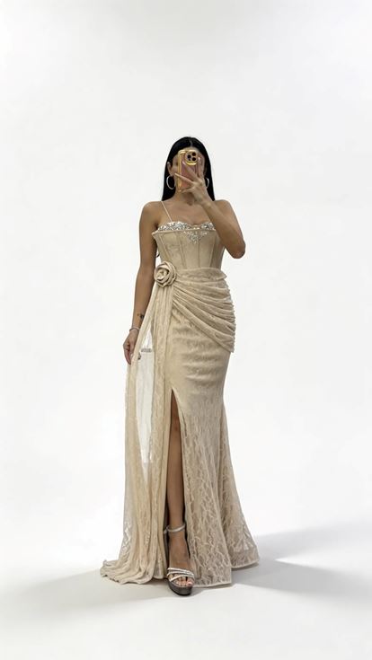 Goldenes Abendkleid mit Rosenapplikationen und drapierter Spitze 