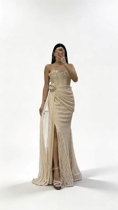 Goldenes Abendkleid mit Rosenapplikationen und drapierter Spitze 