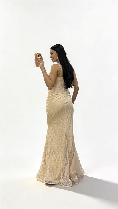 Goldenes Abendkleid mit Rosenapplikationen und drapierter Spitze 