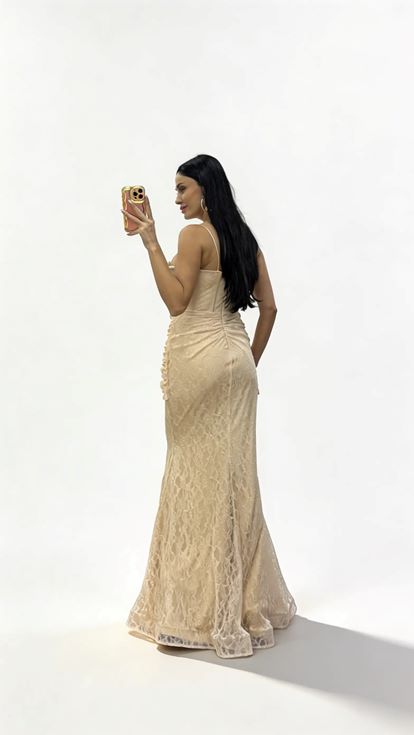 Goldenes Abendkleid mit Rosenapplikationen und drapierter Spitze 