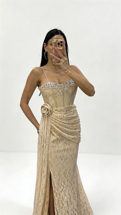 Goldenes Abendkleid mit Rosenapplikationen und drapierter Spitze 