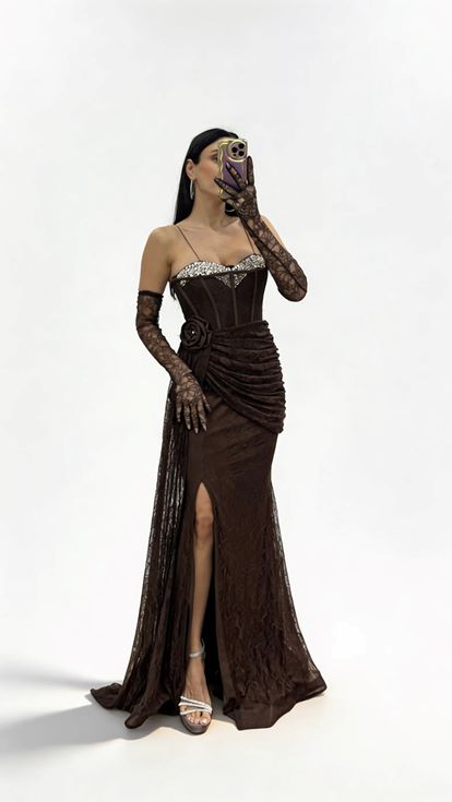 Abendkleid aus brauner  rosafarbener  drapierter Spitze