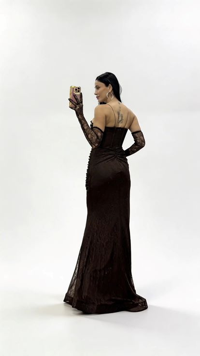 Abendkleid aus brauner  rosafarbener  drapierter Spitze