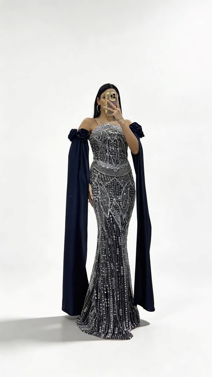 Marineblaues  drapiertes Abendkleid mit Rosenapplikationen an den Ärmeln und Strassverzierungen