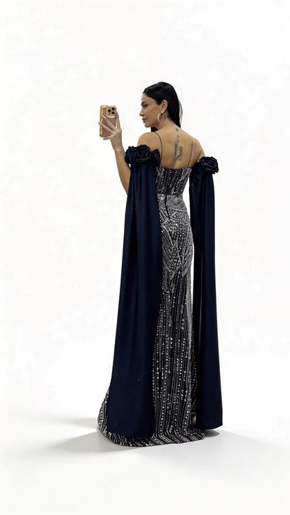 Marineblaues  drapiertes Abendkleid mit Rosenapplikationen an den Ärmeln und Strassverzierungen