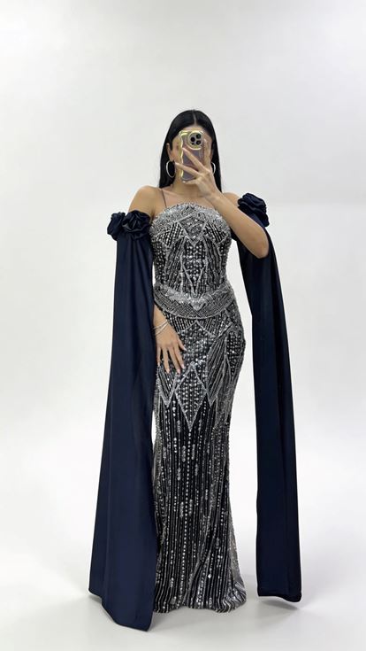 Marineblaues  drapiertes Abendkleid mit Rosenapplikationen an den Ärmeln und Strassverzierungen