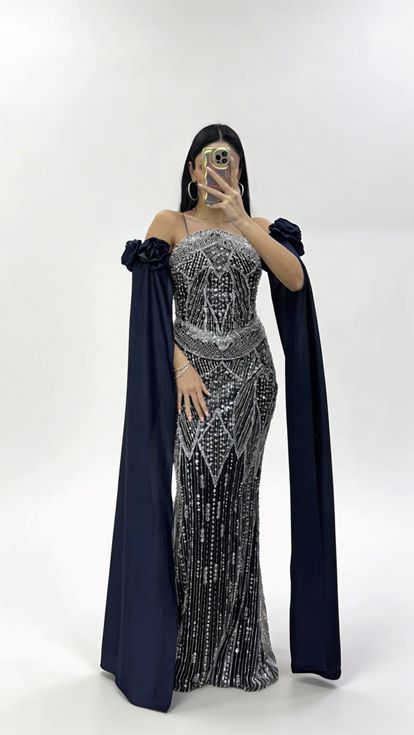 Marineblaues  drapiertes Abendkleid mit Rosenapplikationen an den Ärmeln und Strassverzierungen