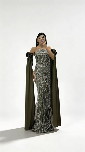 Khakifarbenes  drapiertes Abendkleid mit Rosenapplikationen an den Ärmeln und Strassverzierungen