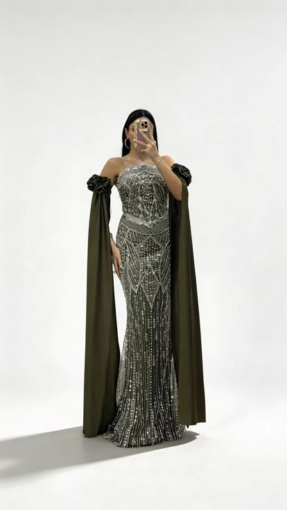 Khakifarbenes  drapiertes Abendkleid mit Rosenapplikationen an den Ärmeln und Strassverzierungen