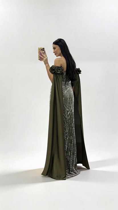 Khakifarbenes  drapiertes Abendkleid mit Rosenapplikationen an den Ärmeln und Strassverzierungen