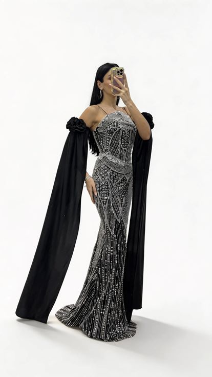 Schwarzes  drapiertes Abendkleid mit Rosenapplikationen an den Ärmeln und Strassverzierungen