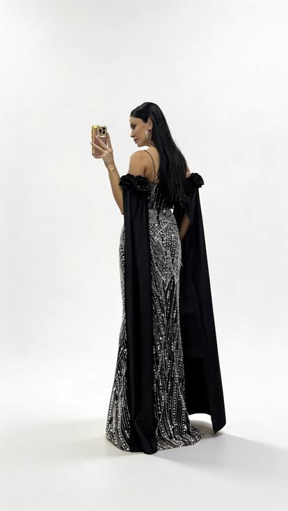 Schwarzes  drapiertes Abendkleid mit Rosenapplikationen an den Ärmeln und Strassverzierungen