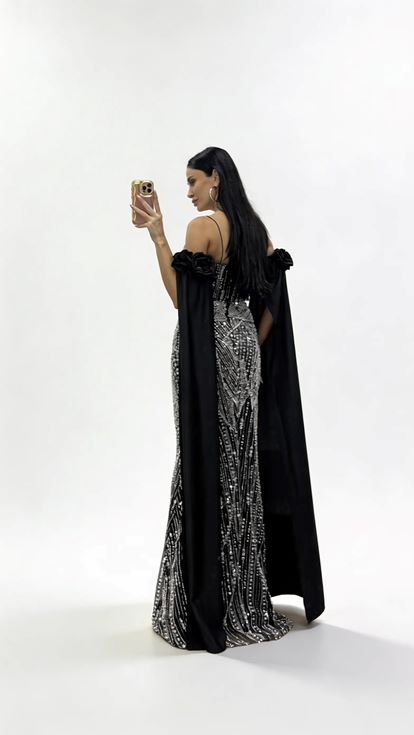 Schwarzes  drapiertes Abendkleid mit Rosenapplikationen an den Ärmeln und Strassverzierungen