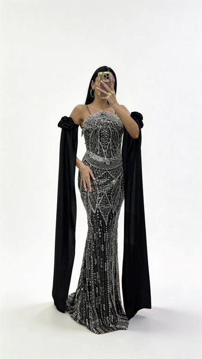 Schwarzes  drapiertes Abendkleid mit Rosenapplikationen an den Ärmeln und Strassverzierungen