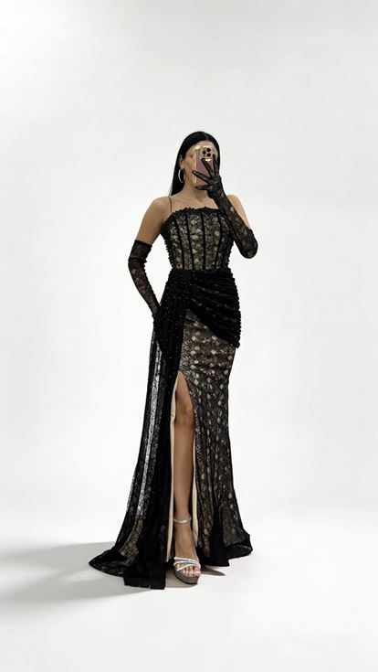 Schwarzes  trägerloses Abendkleid aus strukturierter Spitze mit Perlenverzierungen