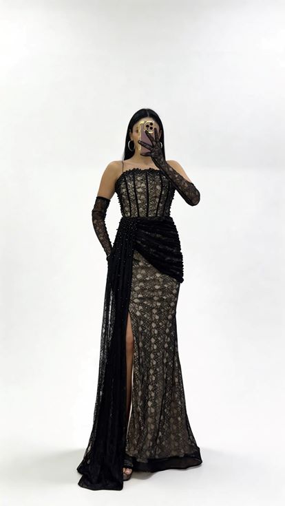 Schwarzes  trägerloses Abendkleid aus strukturierter Spitze mit Perlenverzierungen