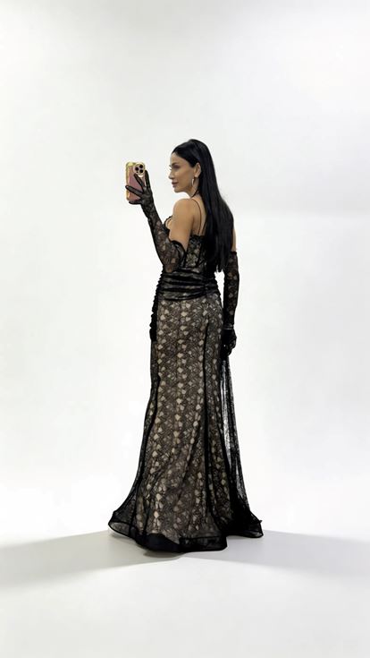 Schwarzes  trägerloses Abendkleid aus strukturierter Spitze mit Perlenverzierungen