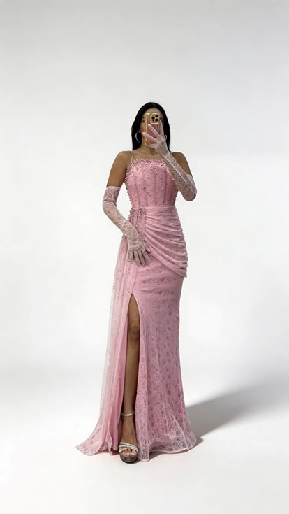 Puderrosa  trägerloses Abendkleid aus strukturierter Spitze mit Perlenverzierungen