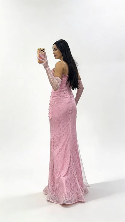 Puderrosa  trägerloses Abendkleid aus strukturierter Spitze mit Perlenverzierungen