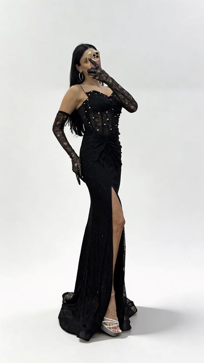 Schwarzes  perlenbesetztes  transparentes Abendkleid mit Herzausschnitt und passenden Handschuhen