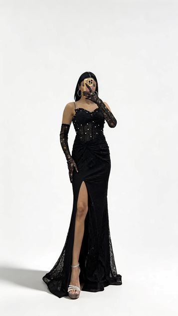 Schwarzes  perlenbesetztes  transparentes Abendkleid mit Herzausschnitt und passenden Handschuhen