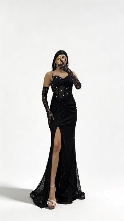 Schwarzes  perlenbesetztes  transparentes Abendkleid mit Herzausschnitt und passenden Handschuhen