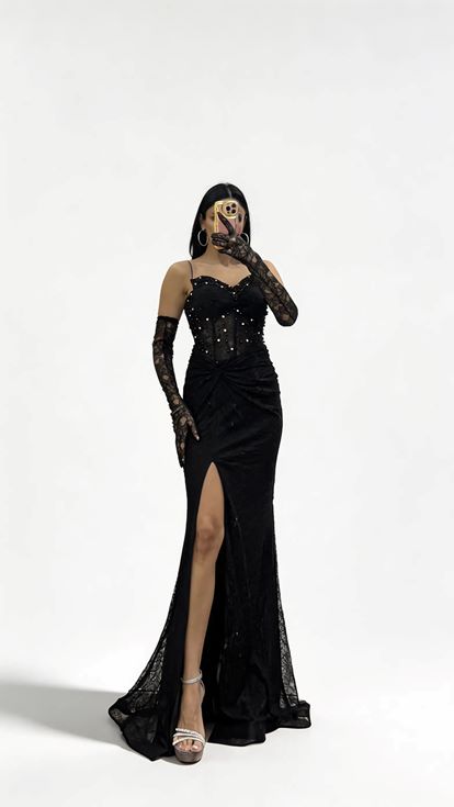 Schwarzes  perlenbesetztes  transparentes Abendkleid mit Herzausschnitt und passenden Handschuhen