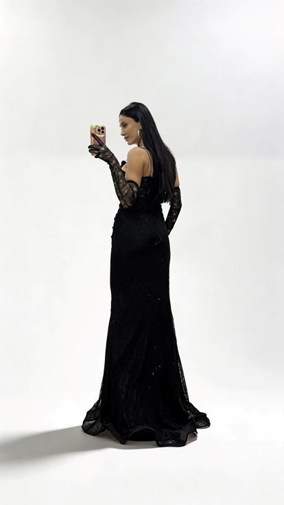 Schwarzes  perlenbesetztes  transparentes Abendkleid mit Herzausschnitt und passenden Handschuhen