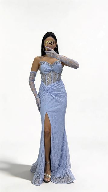 Blaues  herzförmiges  perlenbesetztes  transparentes Abendkleid mit Handschuhen