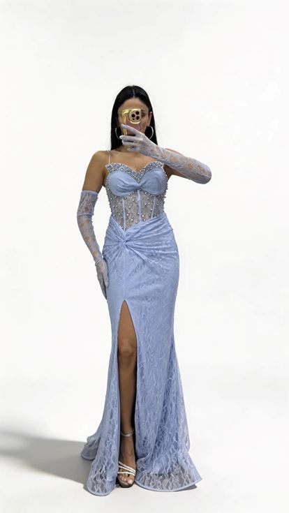 Blaues  herzförmiges  perlenbesetztes  transparentes Abendkleid mit Handschuhen