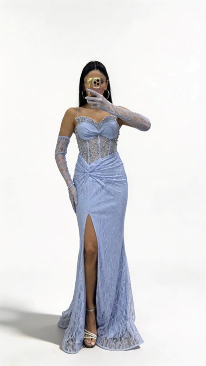 Blaues  herzförmiges  perlenbesetztes  transparentes Abendkleid mit Handschuhen