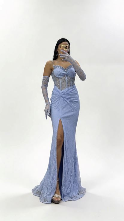 Blaues  herzförmiges  perlenbesetztes  transparentes Abendkleid mit Handschuhen