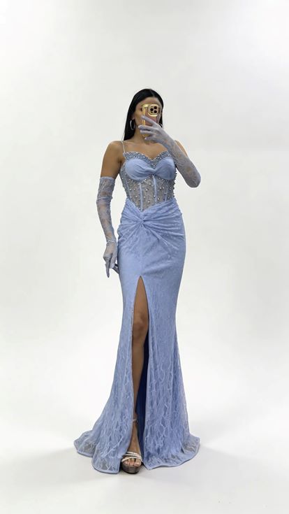 Blaues  herzförmiges  perlenbesetztes  transparentes Abendkleid mit Handschuhen