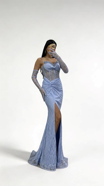 Blaues  herzförmiges  perlenbesetztes  transparentes Abendkleid mit Handschuhen