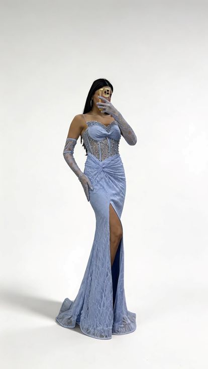 Blaues  herzförmiges  perlenbesetztes  transparentes Abendkleid mit Handschuhen