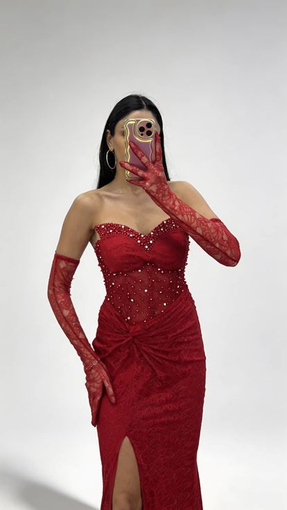 Rotes  herzförmiges  perlenbesetztes  transparentes Abendkleid mit Handschuhen