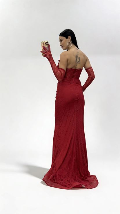 Rotes  herzförmiges  perlenbesetztes  transparentes Abendkleid mit Handschuhen