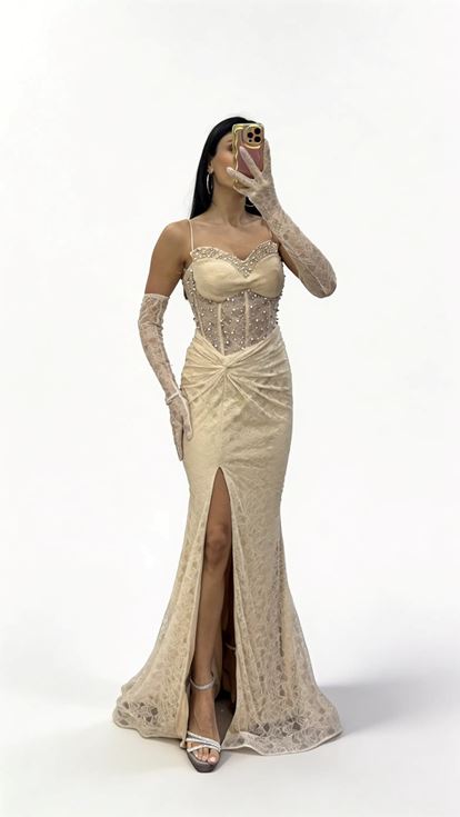 Goldenes  herzförmiges  perlenbesetztes  transparentes Abendkleid mit Handschuhen