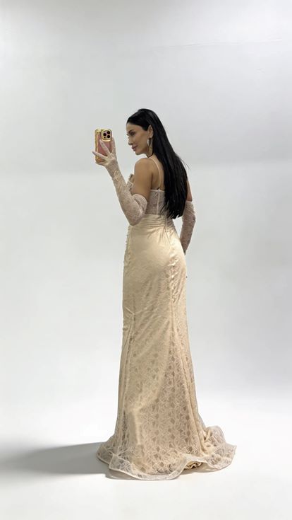 Goldenes  herzförmiges  perlenbesetztes  transparentes Abendkleid mit Handschuhen