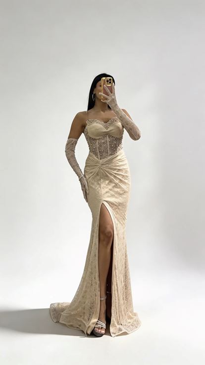 Goldenes  herzförmiges  perlenbesetztes  transparentes Abendkleid mit Handschuhen