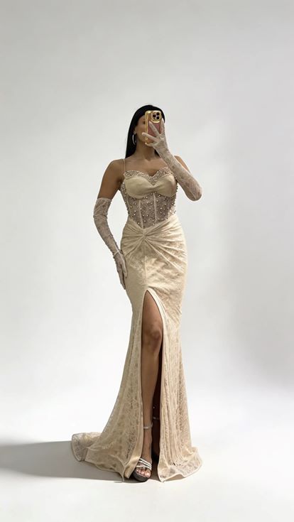 Goldenes  herzförmiges  perlenbesetztes  transparentes Abendkleid mit Handschuhen