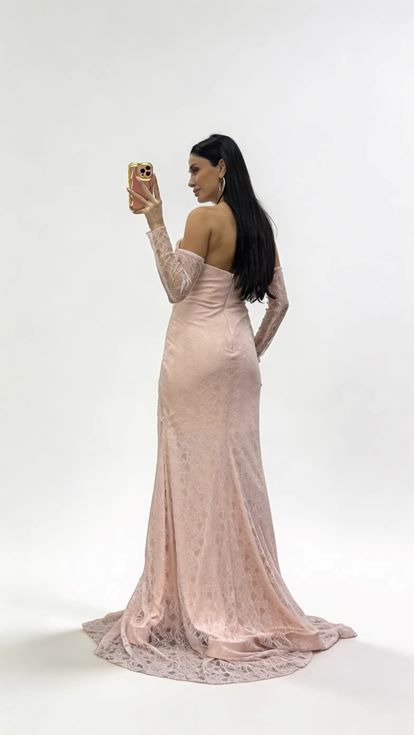 Puderrosa  trägerloses Abendkleid aus Spitze mit Steinschnalle