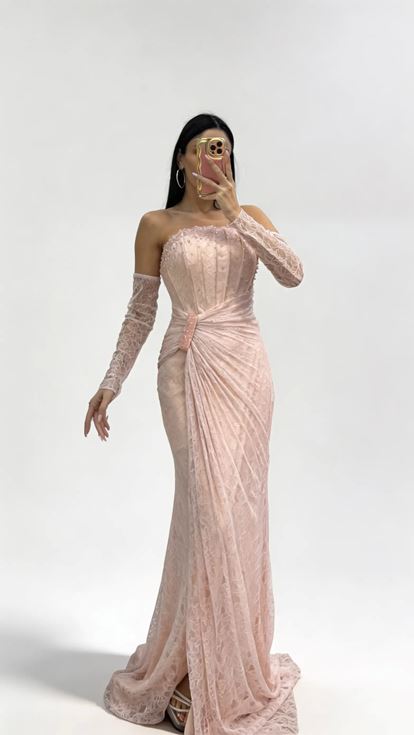 Puderrosa  trägerloses Abendkleid aus Spitze mit Steinschnalle