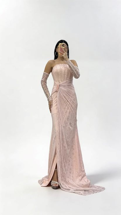 Puderrosa  trägerloses Abendkleid aus Spitze mit Steinschnalle